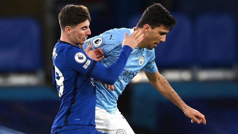 Mason Mount berduel dengan Rodri (skysports.com)