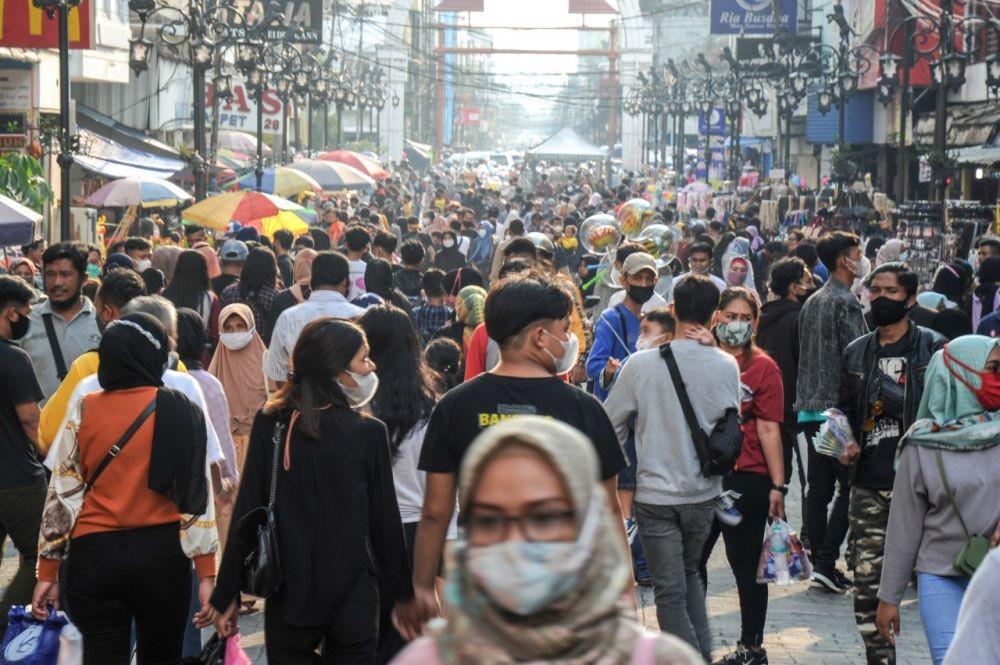 12 Potret Belanja Lebaran, Pasar Tetap Padat di Tengah Pandemik