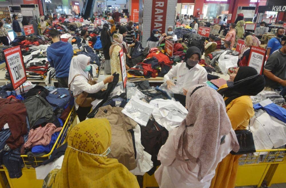Sejumlah warga memilih baju lebaran di Ramayana Plaza Andalas Padang, Sumatera Barat, Kamis (6/5/2021). (ANTARA FOTO/Iggoy el Fitra)
