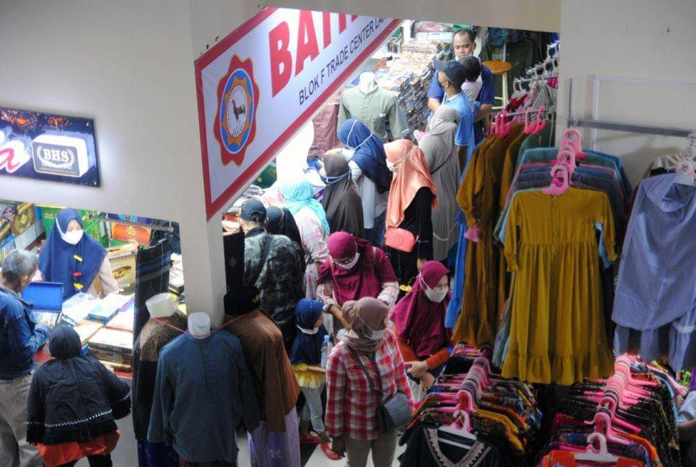 Sejumlah warga memilih busana muslim di Blok F Trade Center, Pasar Kebon Kembang, Kota Bogor, Jawa Barat, Minggu (9/5/2021). (ANTARA FOTO/Arif Firmansyah)