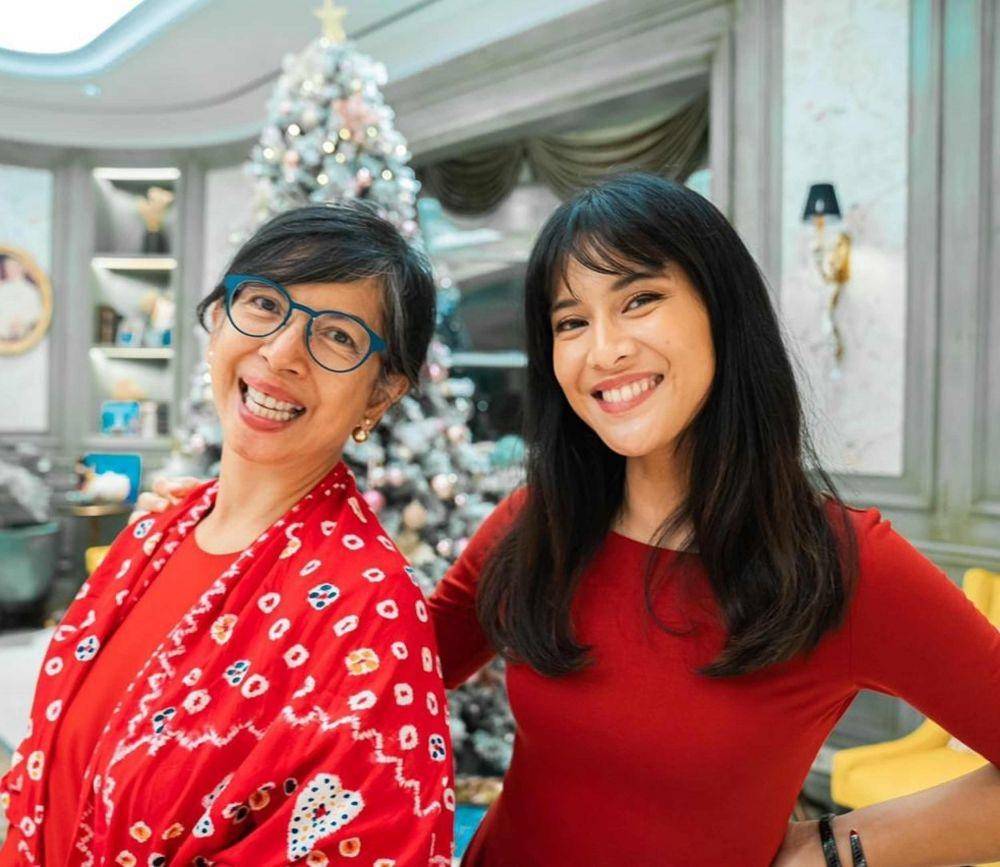 Artis Indonesia foto bareng mamanya. (Instagram.com/therealdisastr/)