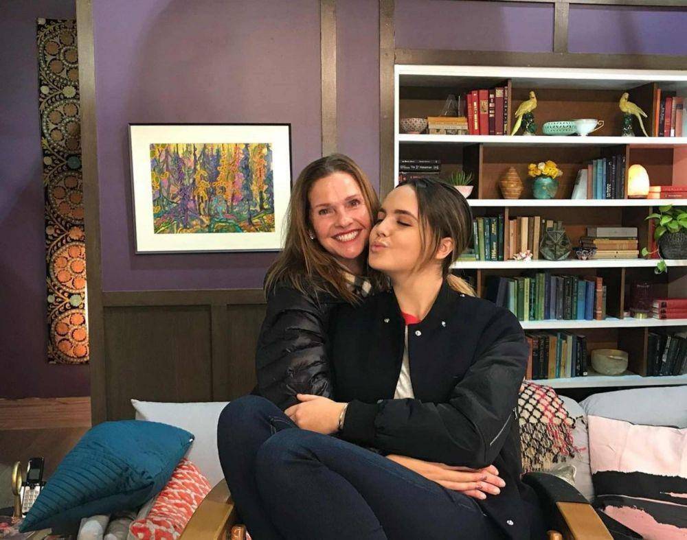 Artis Hollywood foto bareng mamanya. (Instagram.com/baileemadison/)