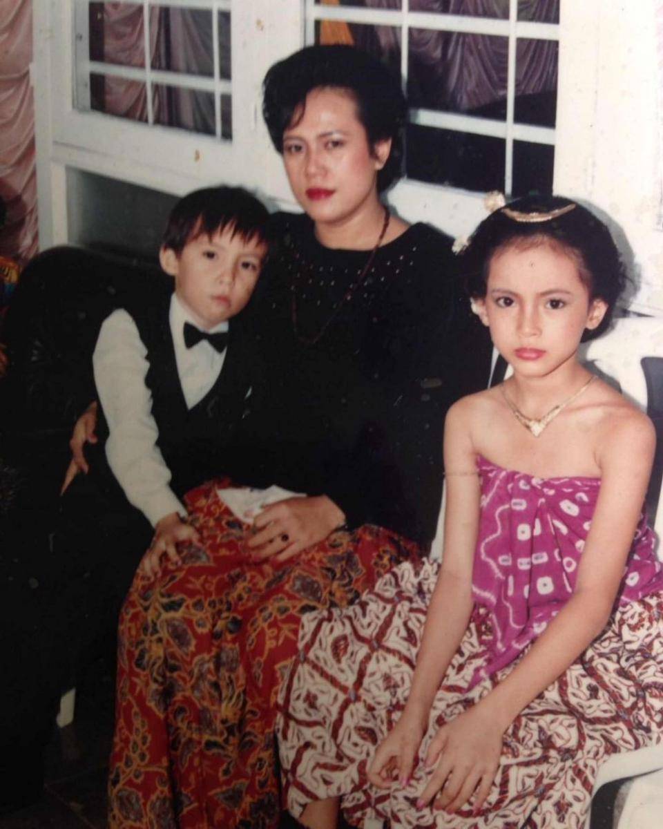 Artis Indonesia foto bareng mamanya. (Instagram.com/popsovia/)