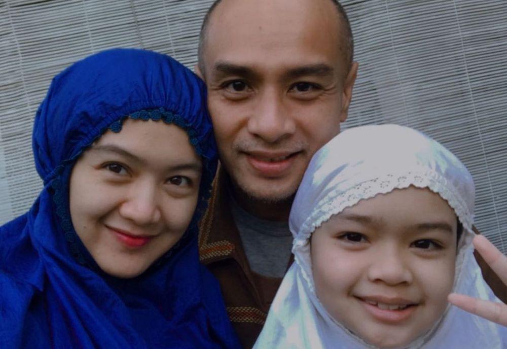 Jarang Disorot, 10 Potret Bahagia Artta Ivano Bersama Suami dan Anak