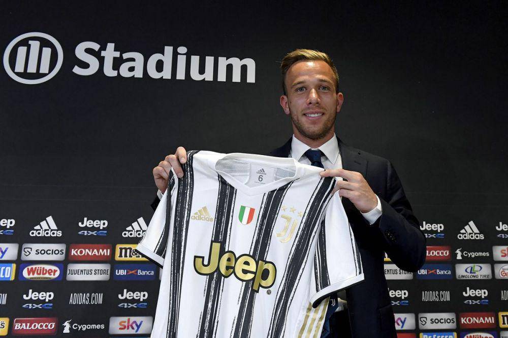 Arthur Melo (blackwhitereadallover.com)