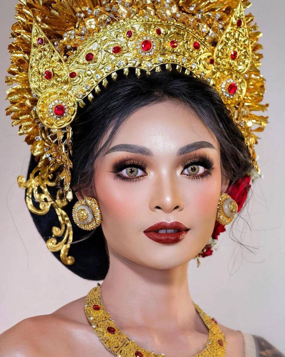Wedding makeup adat Bali (instagram.com/januarychristymakeup)