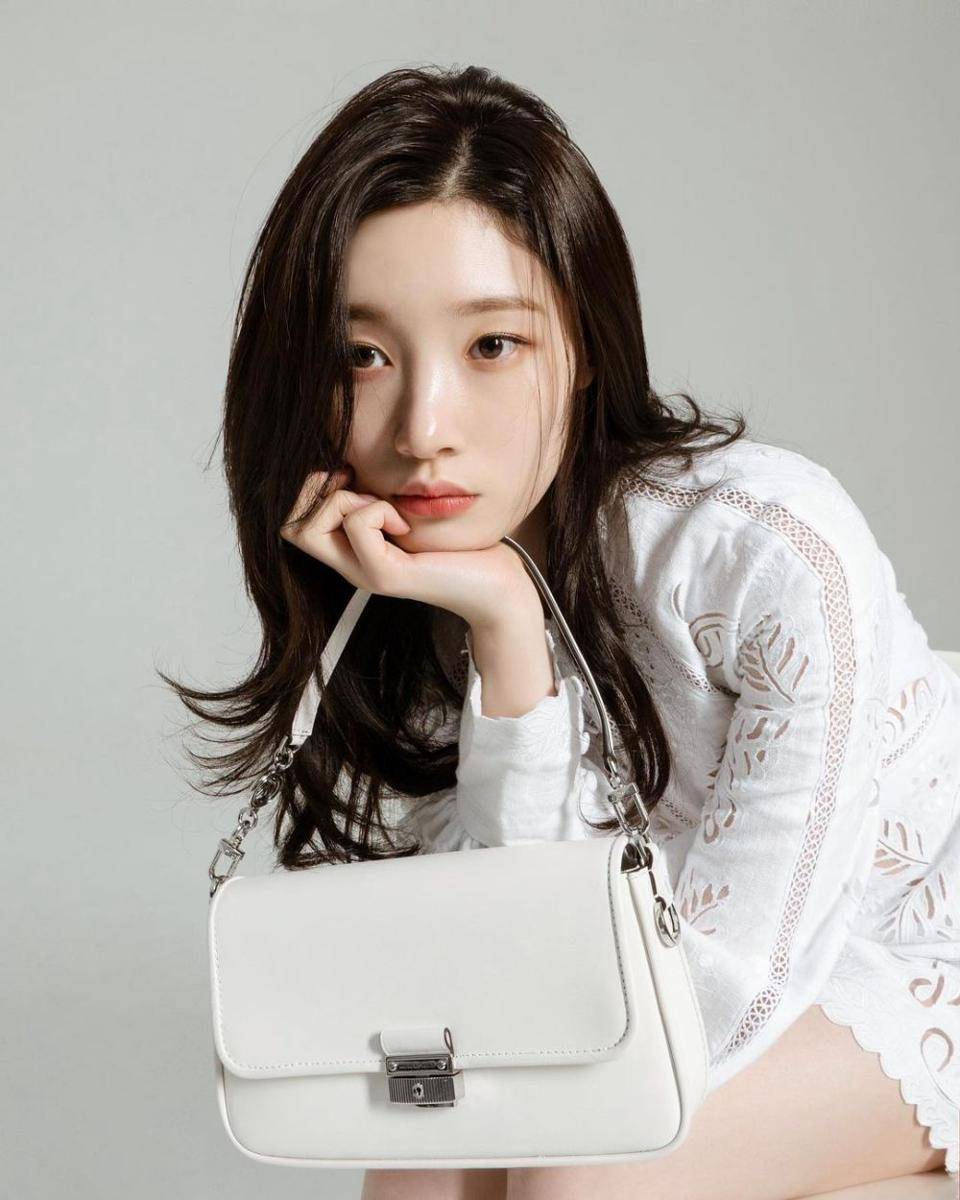 instagram.com/j_chaeyeoni