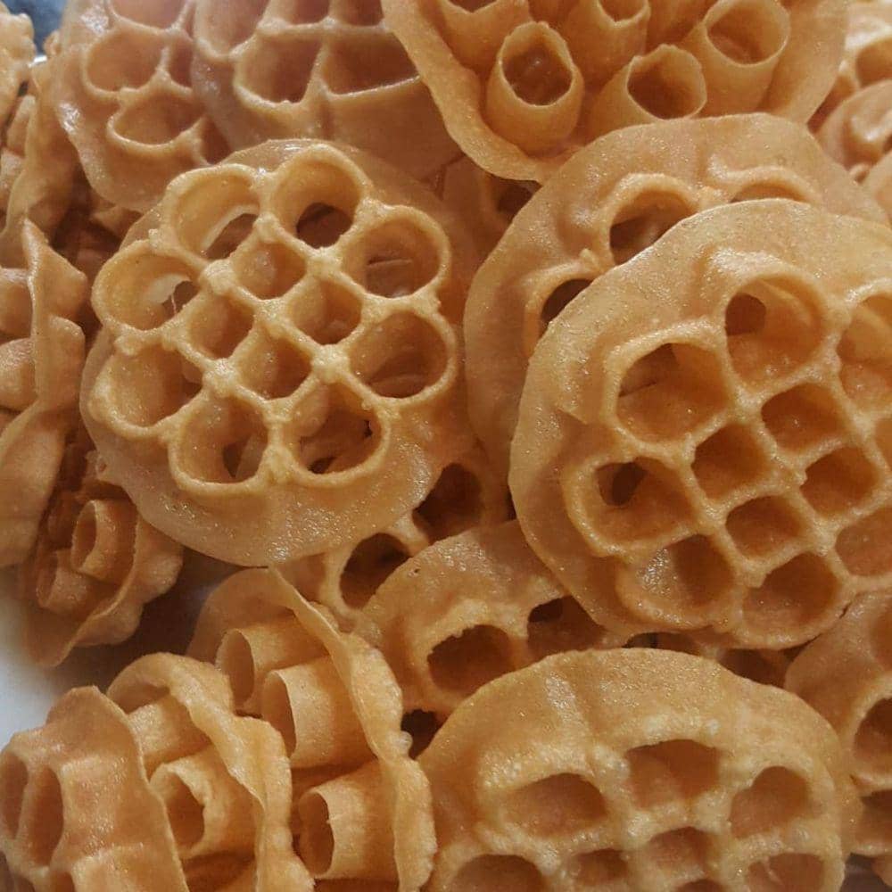 Kue kembang goyang (instagram.com/kedai.cemilan0909)