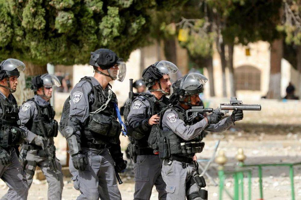 Polisi Israel bentrok dengan warga Palestina di halaman Masjid Al Aqsa, yang oleh Umat Muslim disebut Al Haram Al Sarif dan oleh Yahudi disebut Bukit Bait Suci, di Kota Tua Yerusalem, Senin (10/5/2021). (instagram.com/eye.on.palestine)
