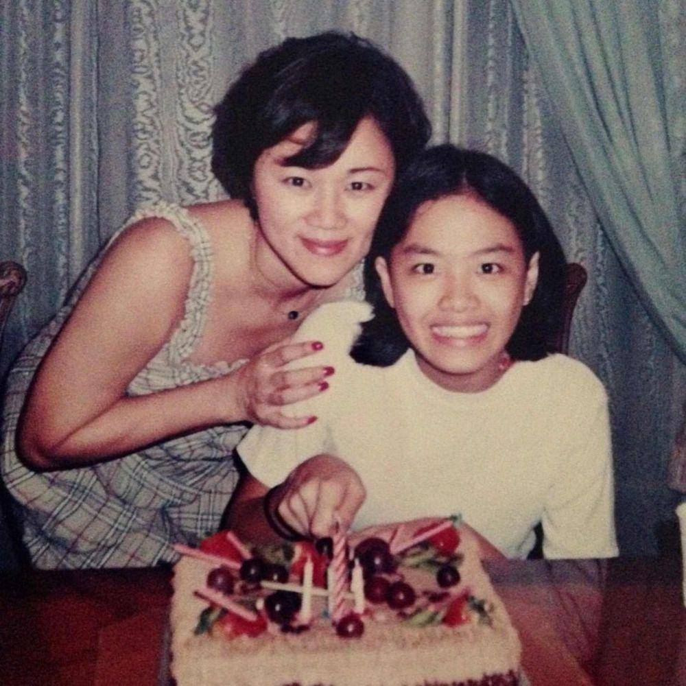 Artis Indonesia foto bareng mamanya. (Instagram.com/kelly_tandiono/)