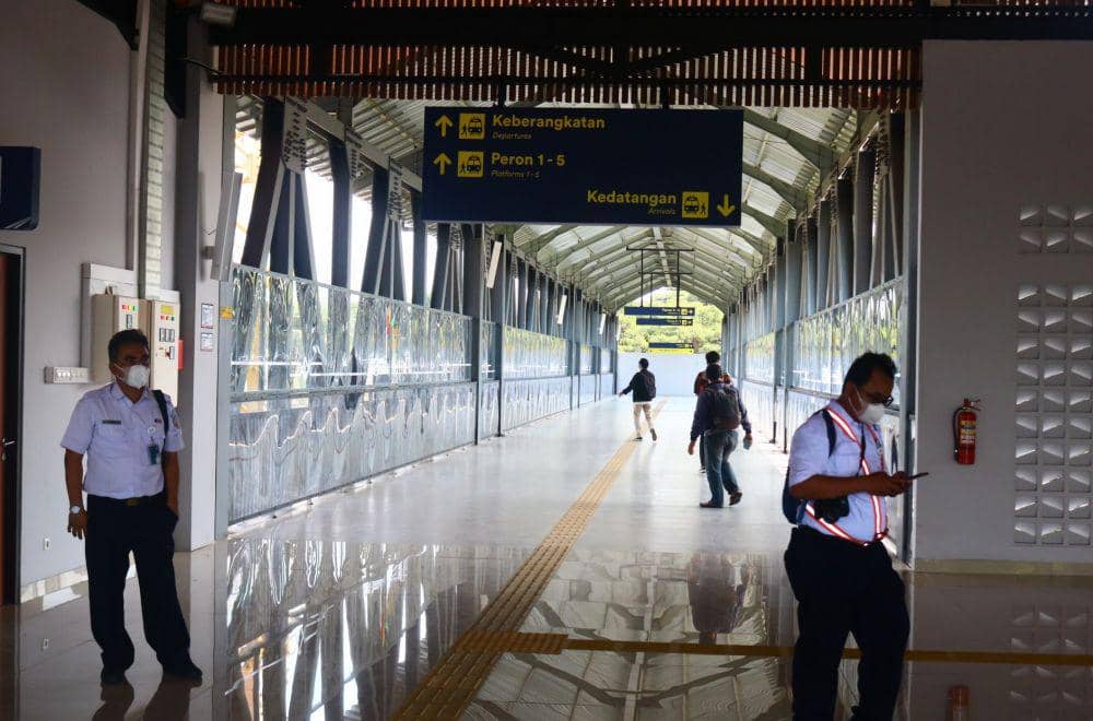 Jalur yang menghubungkan boarding lounge dengan tempat kereta berada. IDN Times/Alfi Ramadana