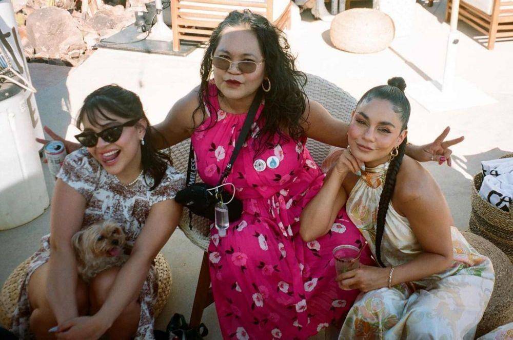 Artis Hollywood foto bareng mamanya. (Instagram.com/vanessahudgens/)