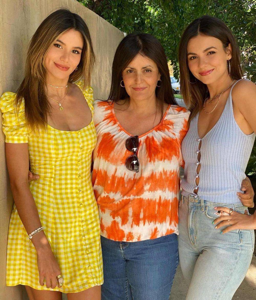 Artis Hollywood foto bareng mamanya. (Instagram.com/victoriajustice/)
