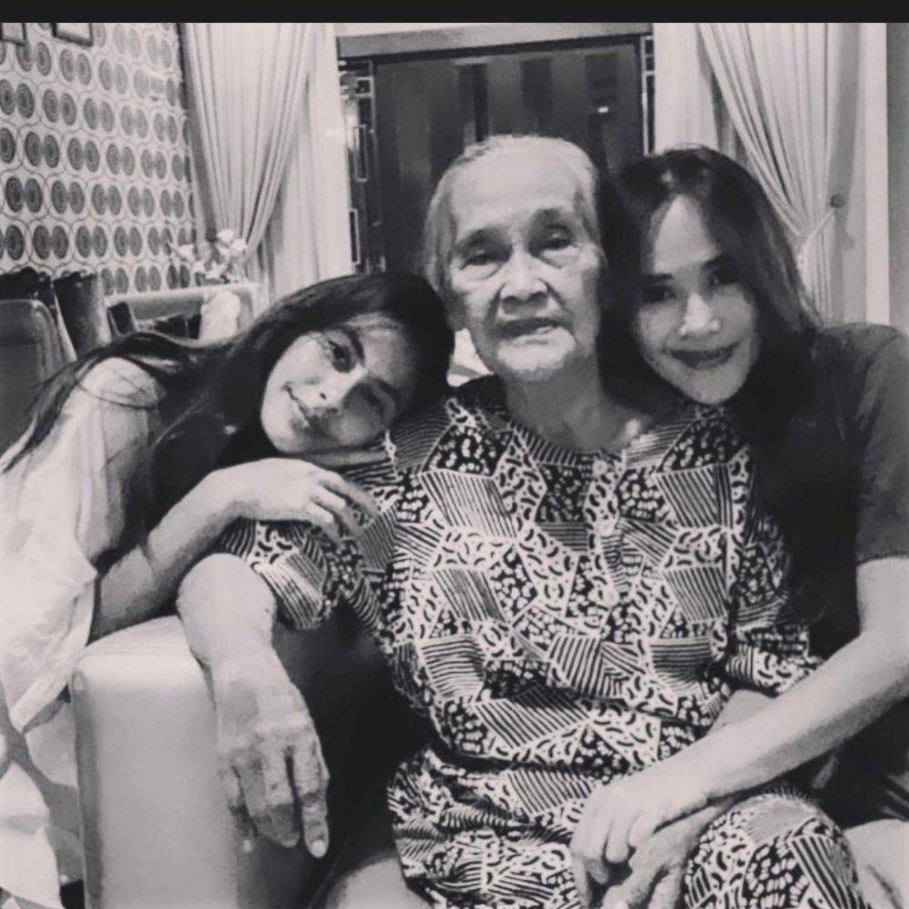 Artis Indonesia foto bareng mamanya. (Instagram.com/inathomas/)