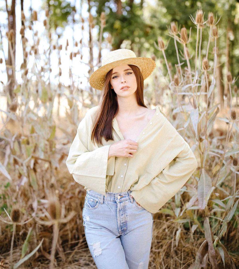 Acacia Brinley (instagram.com/acaciakersey)