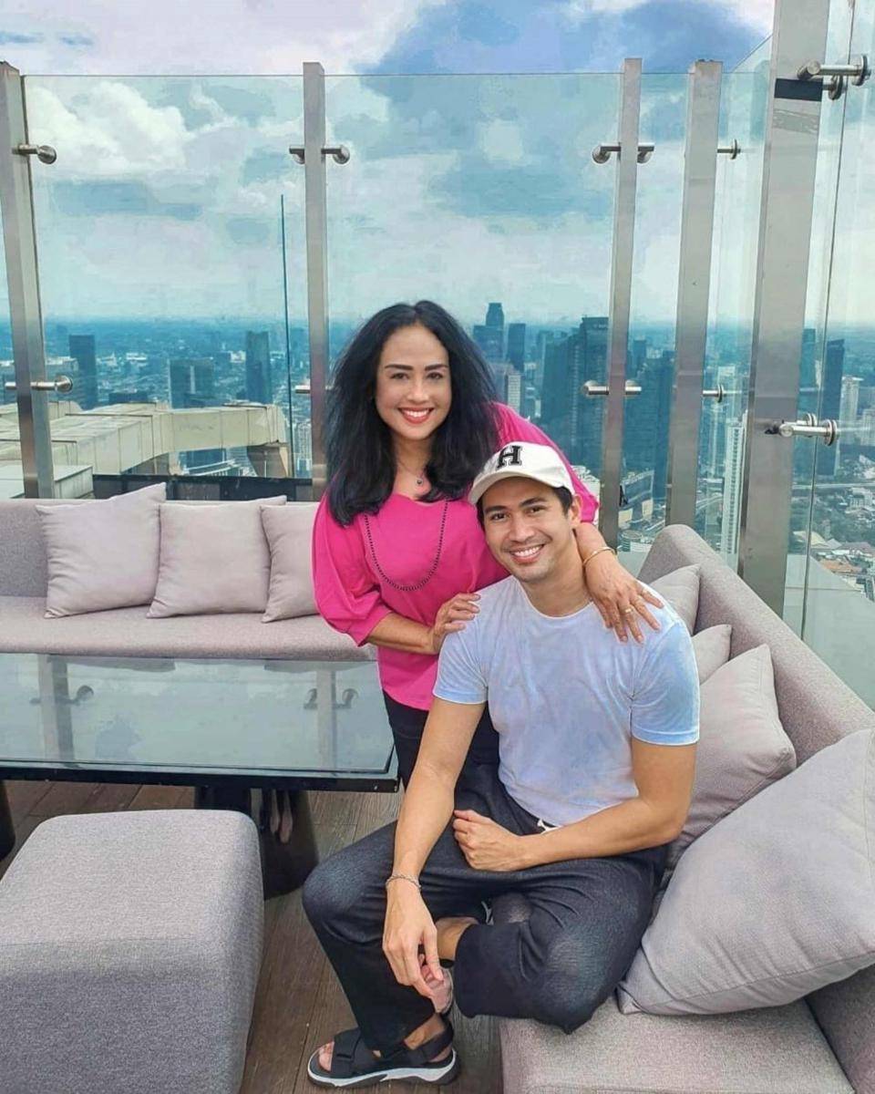Artis Indonesia foto bareng mamanya. (Instagram.com/hesselstevenwong/)