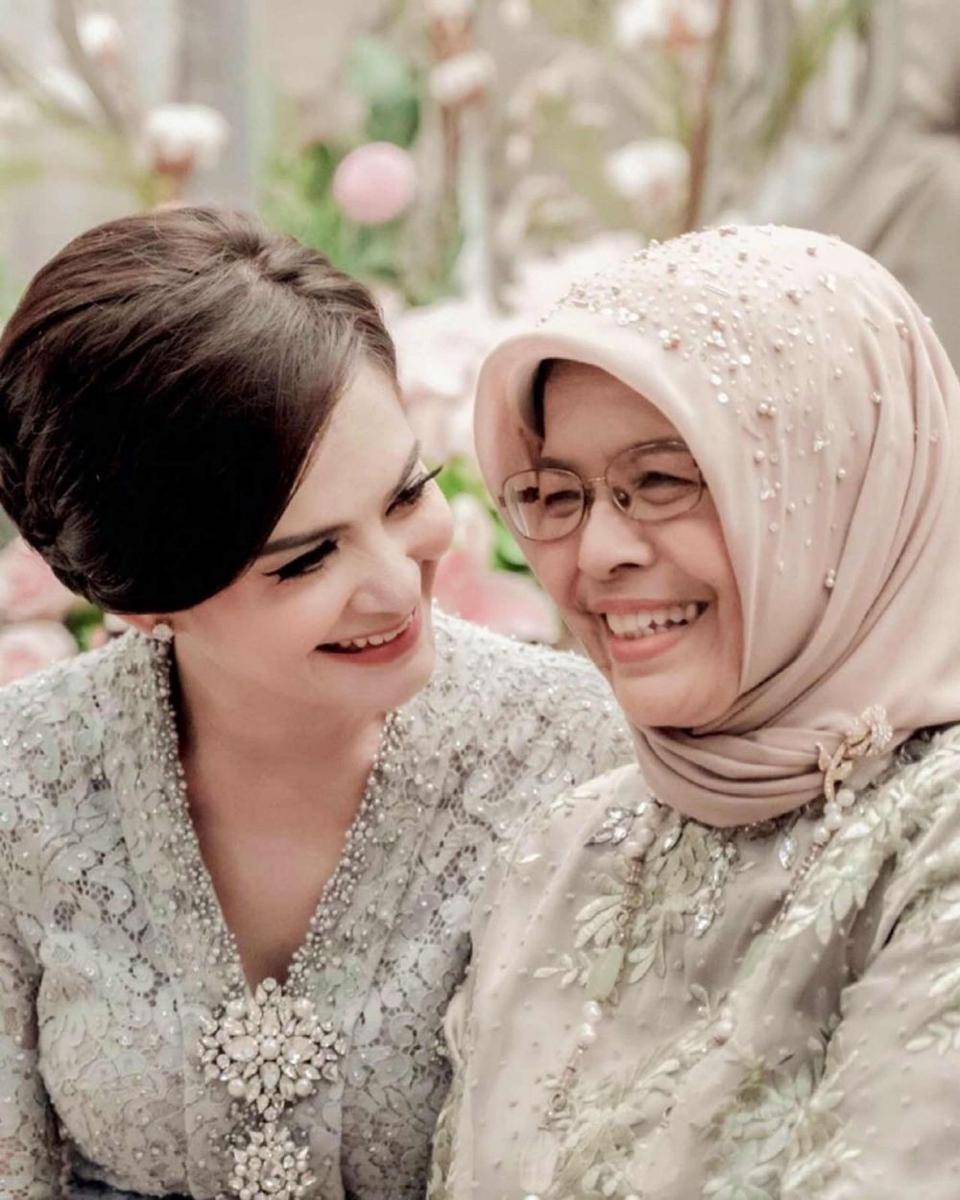 Artis Indonesia foto bareng mamanya. (Instagram.com/cuttaryofficial/)