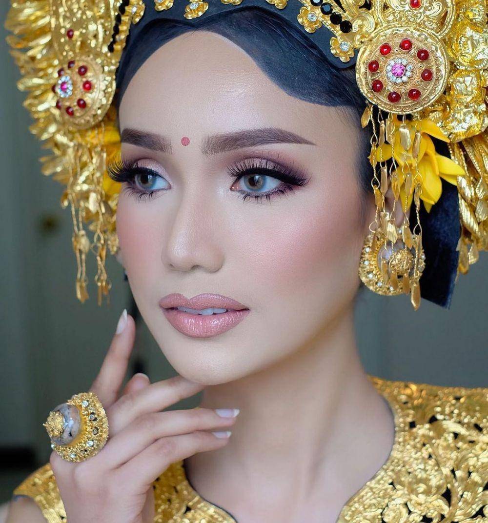 Wedding makeup adat Bali (instagram.com/rezaazrumakeup)