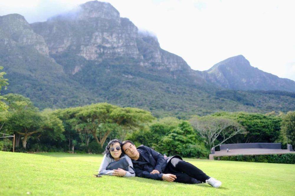 Artis Indonesia foto bareng mamanya. (Instagram.com/joe_taslim/)