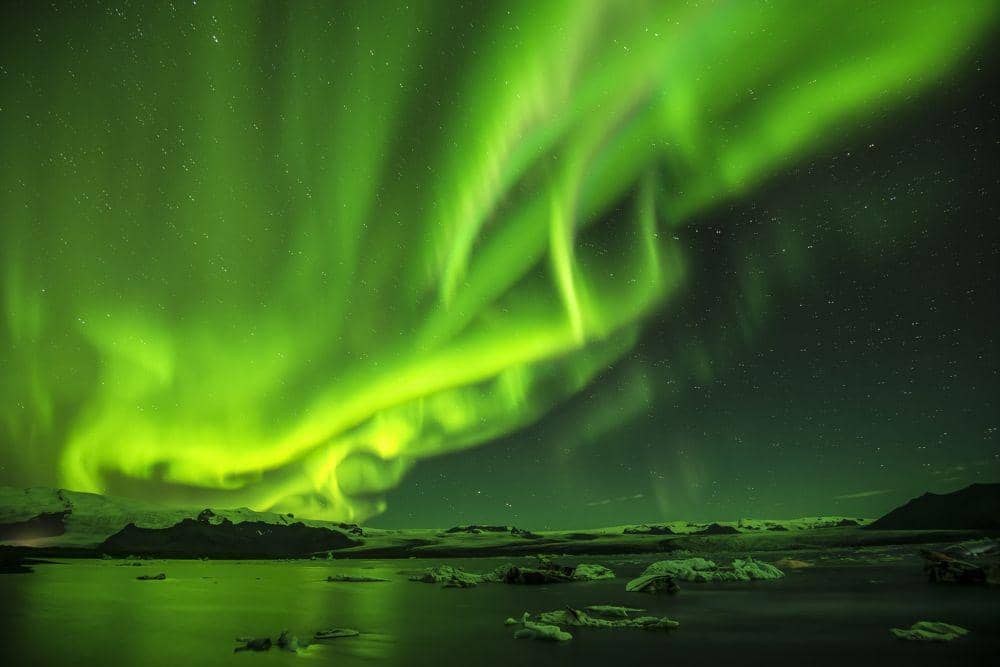 Aurora hijau yang kerap terlihat di Islandia. (unsplash.com/v2osk)