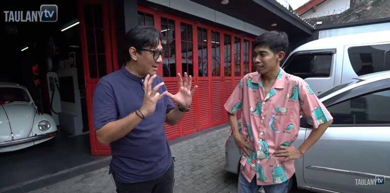 Potret Andre Taulany bagi THR kepada karyawan (dok. youtube.com/Taulany TV)