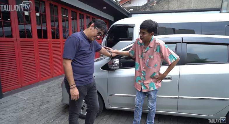Potret Andre Taulany bagi THR kepada karyawan (dok. youtube.com/Taulany TV)