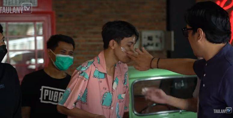 Potret Andre Taulany bagi THR kepada karyawan (dok. youtube.com/Taulany TV)