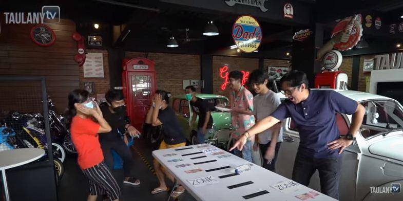 Potret Andre Taulany bagi THR kepada karyawan (dok. youtube.com/Taulany TV)