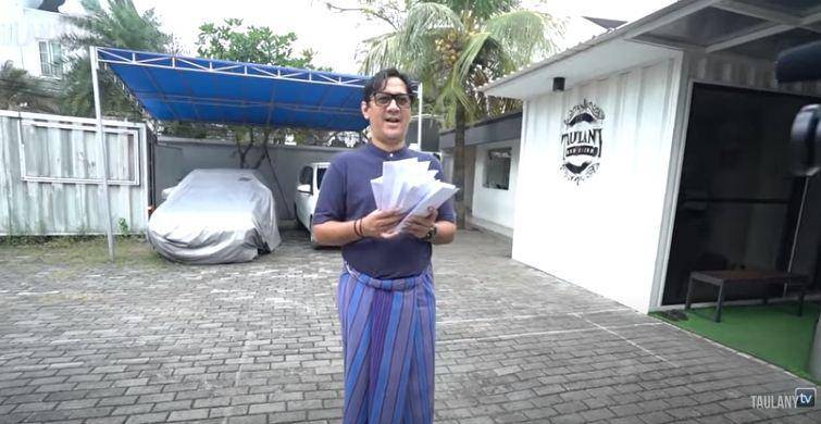 Potret Andre Taulany bagi THR kepada karyawan (dok. youtube.com/Taulany TV)