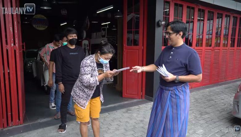 Pelawak Tajir, 9 Potret Seru Andre Taulany Bagikan THR untuk Karyawan