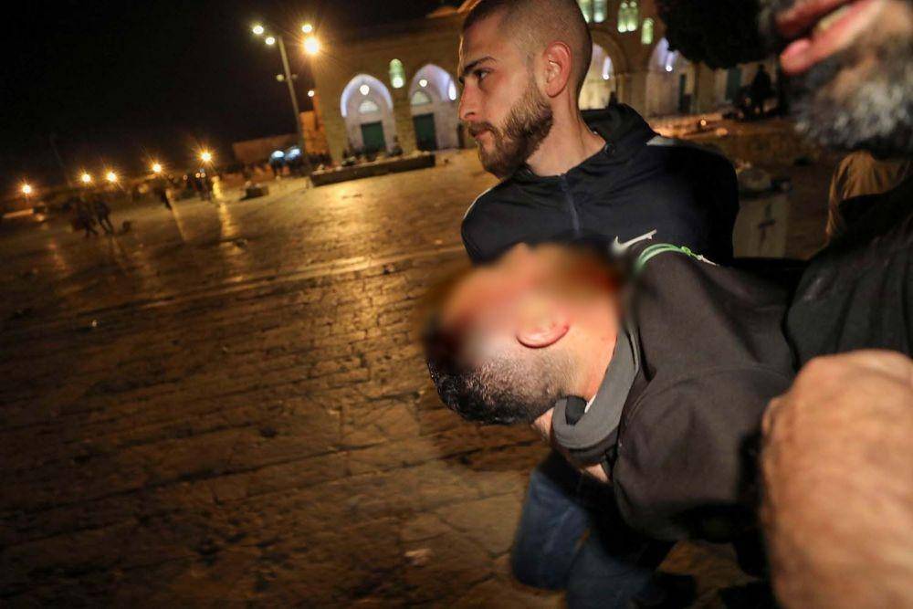 Seorang Warga Palestina yang terluka dievakuasi selama bentrokan dengan polisi Israel di kompleks yang menampung Masjid Al-Aqsa, yang dikenal oleh muslim sebagai Suaka Mulia dan kepada orang Yahudi sebagai Temple Mount, di tengah ketegangan atas kemungkinan penggusuran beberapa keluarga Palestina dari rumah-rumah di wilayah yang diklaim oleh pemukim Yahudi di lingkungan Sheikh Jarrah, di Kota Tua Yerusalem, Jumat (7/5/2021). ANTARA FOTO/REUTERS/Ammar Awad