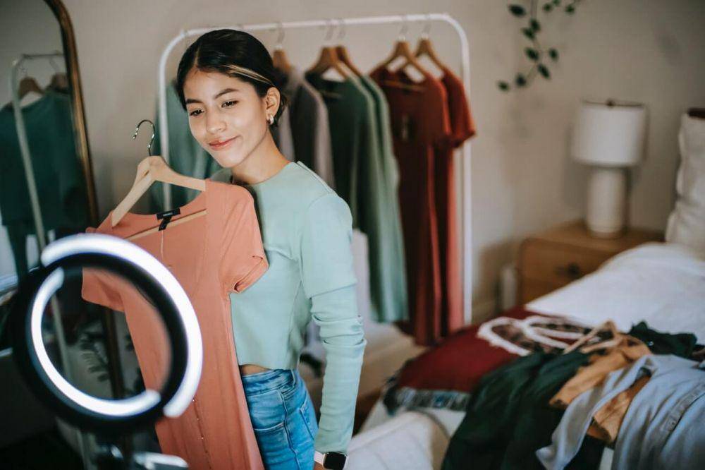 Ilustrasi wanita sedang mencoba baju (pexels.com/Liza Summer)