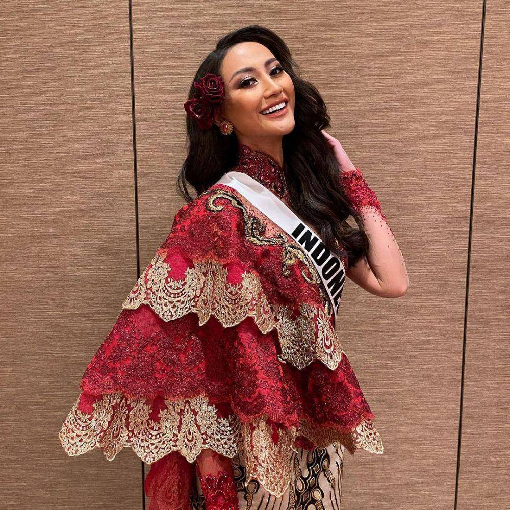 Ayu Maulida dalam balutan kebaya (Instagram.com/officialputeriindonesia)