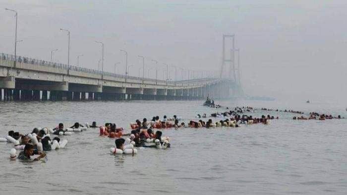 CEK FAKTA: Pemudik Berenang di Laut karena Jembatan Suramadu Ditutup