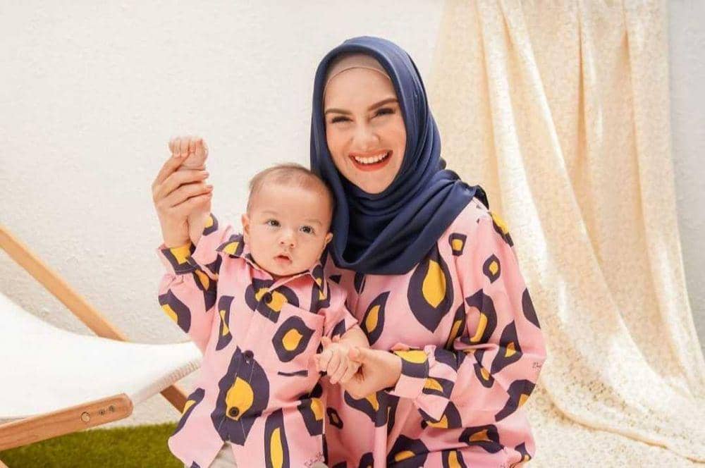 10 Potret Gemas Irish Bella dan Baby Air Kembaran Baju