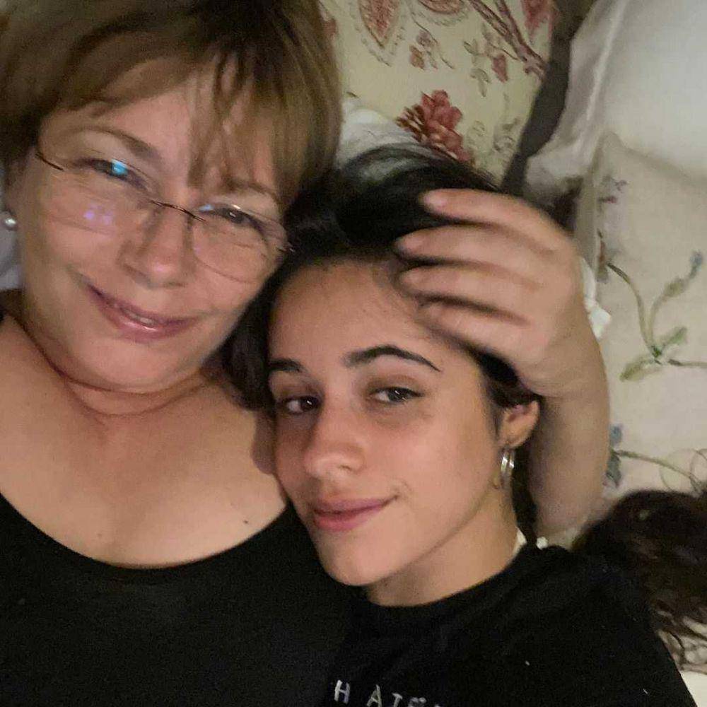 Camila Cabello dan ibu (instagram.com/camila_cabello)