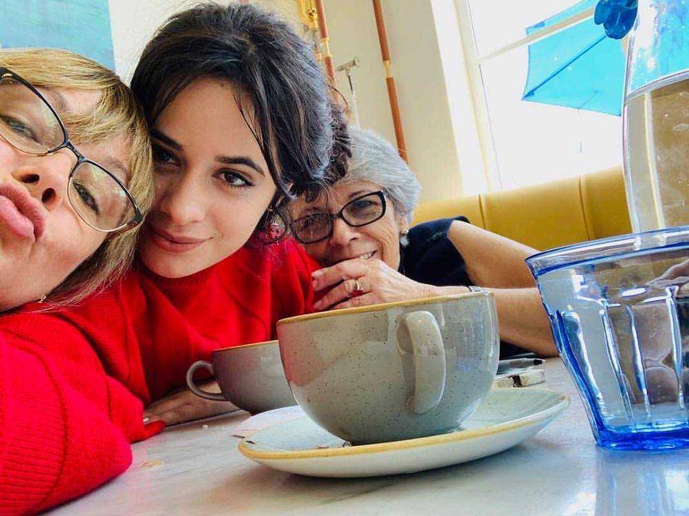 Camila Cabello dan keluarga (instagram.com/camila_cabello)