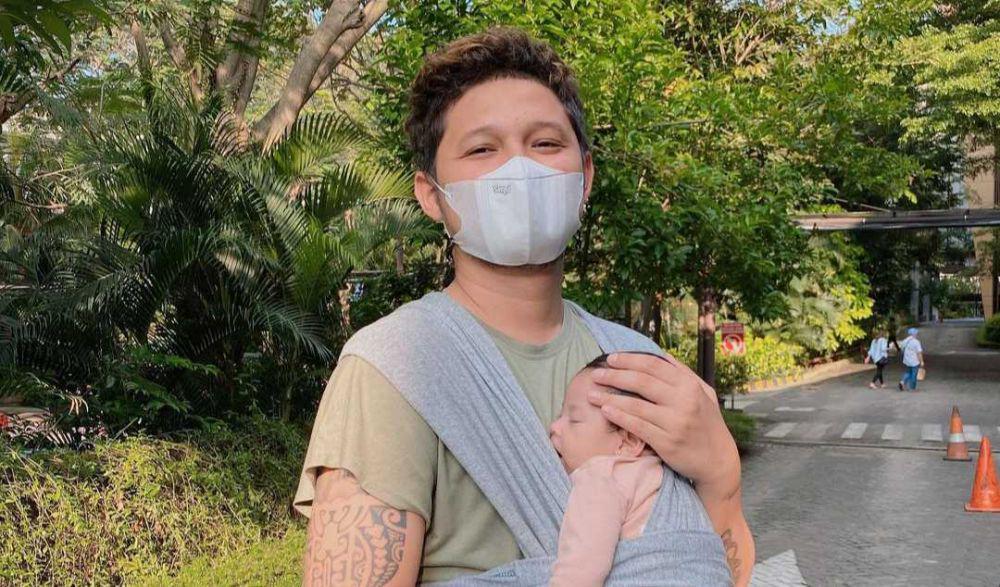 10 Momen Syamsir Alam Mengasuh Baby Akleema, Kebapakan Banget!