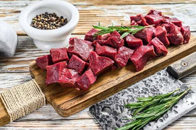 Ilustrasi memotong daging sapi (freepik.com)