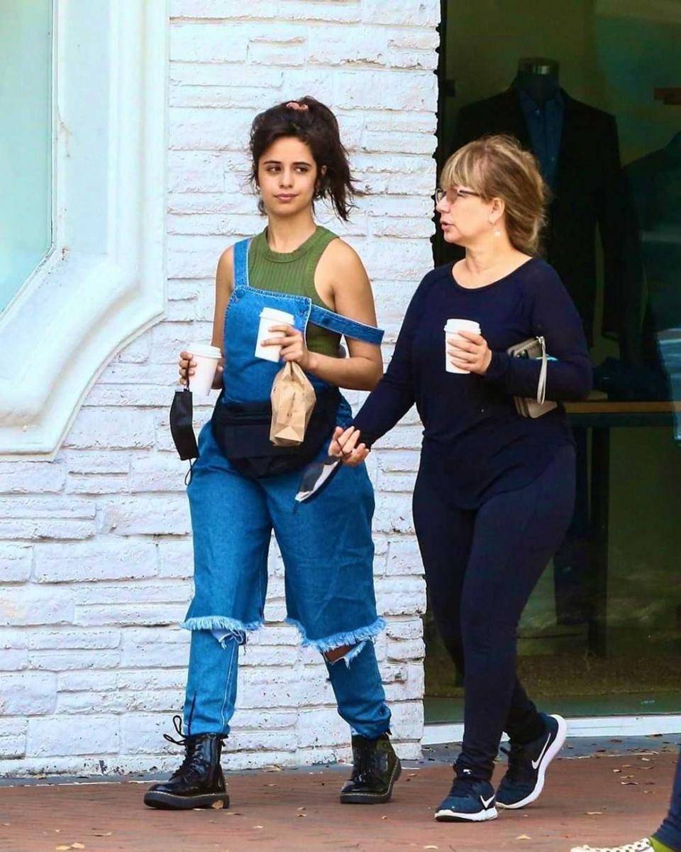 Camila Cabello dan ibu (instagram.com/updatesccabello)