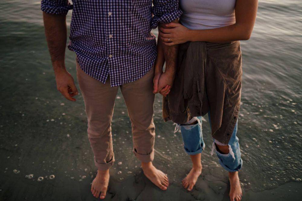 Ilustrasi pasangan di pantai (unsplash.com/Amy Humphries)
