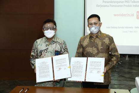 Executive Vice President Digital & Next Business Telkom Saiful Hidajat (kiri) dan Direktur Utama Sabre Azhar Umar usai penandatanganan kerja sama untuk pemasaran bersama platform digital pariwisata yaitu Wonderin.id dari Telkom dan TravelAja dari Sabre, anak usaha Garuda, di Jakarta, Jumat (7/5/2021). (Dok. Telkom)