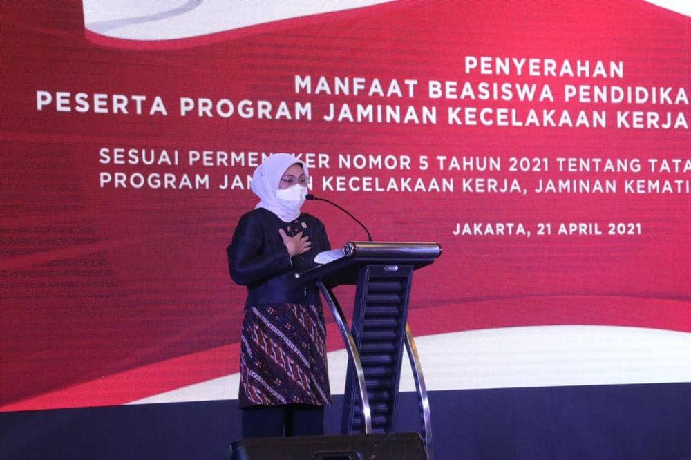 Menteri Ketenagakerjaan Ida Fauziyah menyerahkan beasiswa pendidikan kepada 10.451 anak ahli waris peserta program Jaminan Kecelakaan Kerja (JKK) dan Jaminan Kematian (JKM), Rabu (21/4/2021). (Dok. Kemnaker)