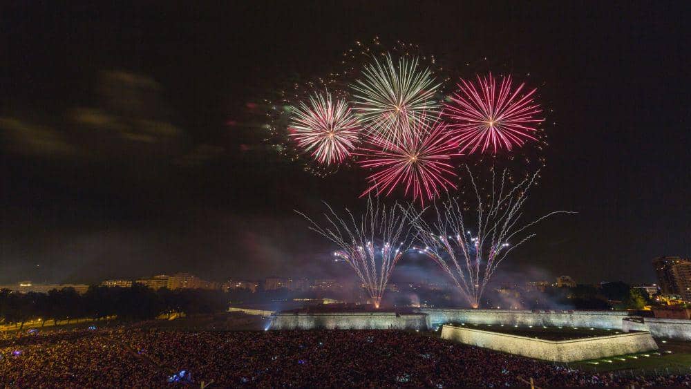 Ilustrasi masyarakat Spanyol yang sedang berpesta merayakan berakhirnya masa lockdown. (Navarra on Unsplash.com/San Fermin Pamplona)