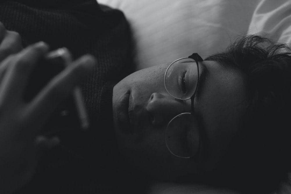 ilustrasi main gadget di tempat tidur (unsplash.com/Sayo Garcia)