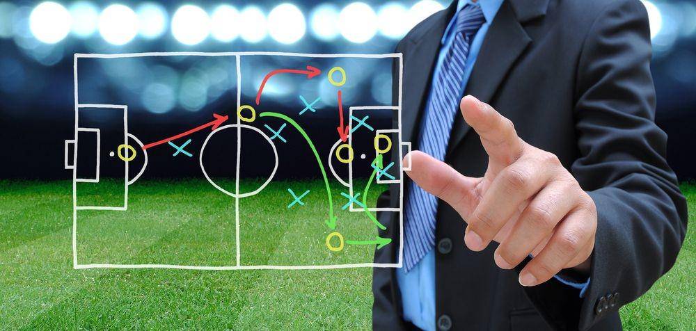 Pelatih sedang susun strategi (Shutterstock/twobee)