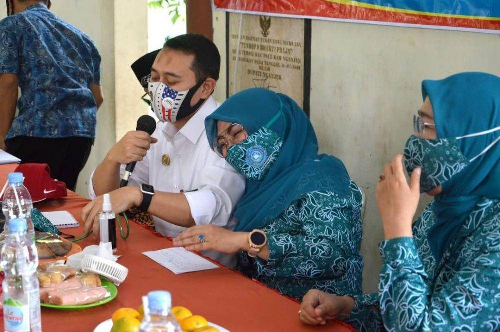 Kemesraan Bupati Nganjuk dan istri (Instagram.com/yunisophia_)