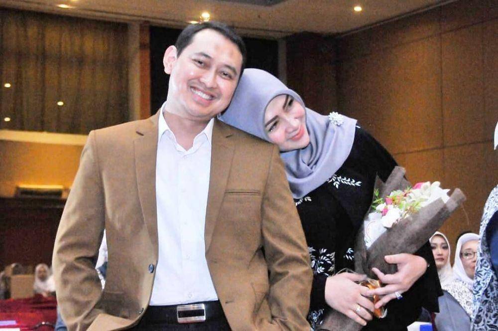 Kemesraan Bupati Nganjuk dan istri (Instagram.com/yunisophia_)