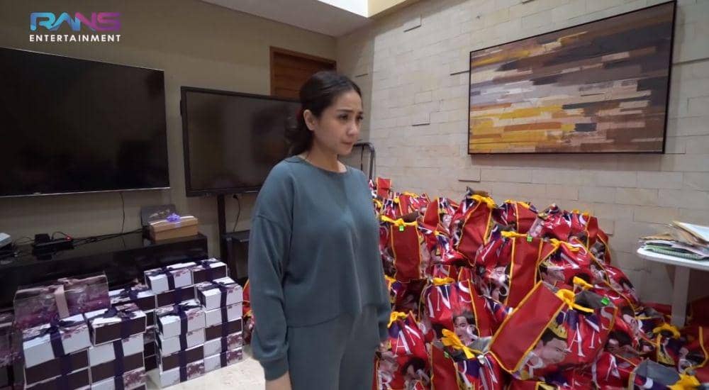 Nagita bagi hampers (Youtube.com/Rans Entertainment)