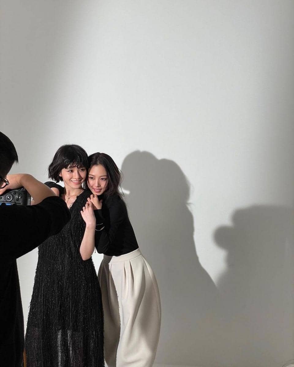 Potret di balik layar Go Min Si dan Park Gyu Young untuk majalah ELLE Korea (instagram.com/gominsi)